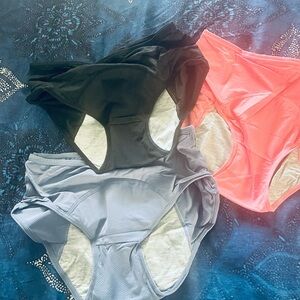 Set of Black, Gray, and Pink Underwear
New leakproof 
Size Medium hipster